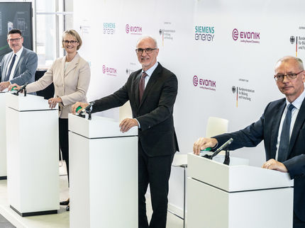 For a climate-friendly industry: Using carbon dioxide and hydrogen as raw materials for sustainable chemicals