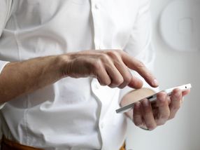 Detecting single molecules and diagnosing diseases with a smartphone